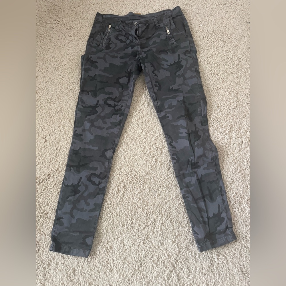 Suzy D London Women’s Ankle Cargo Pants in Charcoal Camo